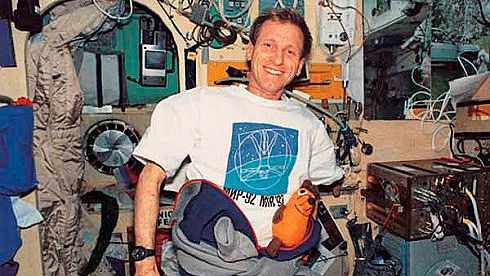 Klaus Dietrich Flade: Am 17. März 1992 startete Flade für sieben Tage in den Orbit. Mit an Bord war neben seinen Kollegen noch ein weiterer Gast: Die Maus aus der 