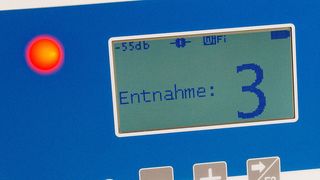 PTF-Wifi ist ein autarkes Anzeigemodul für Kommissionierarbeiten mit eingebautem Akku und WLAN-Interface. (Bild: KBS Industrieelektronik)