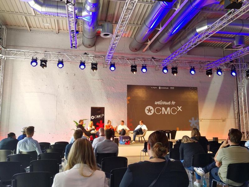 In der Podiumsdiskussion diskutierten Frank Puscher, Thorsten Meffert (Vice President Marketing bei DB Cargo), Alexandra Barth (CEO Business Travel Club & CRHO bei HRS Group), Alexander Ewig (Senior Vice President Marketing & Sales bei AIDA Cruises), sowie Christiane Bühring (Leiterin Strategisches Marketing bei EnBW Energie Baden-Württemberg) über verschiedenste CMO-Trends: Influencer, Nachhaltigkeit und Co. standen dabei im Fokus. (Bild: marconomy)