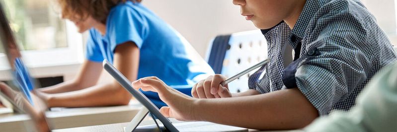 Die Novelle sieht vor, digitalen Unterricht auch nach der Corona-Pandemie fest zu verankern(©  insta_photos - stock.adobe.com)