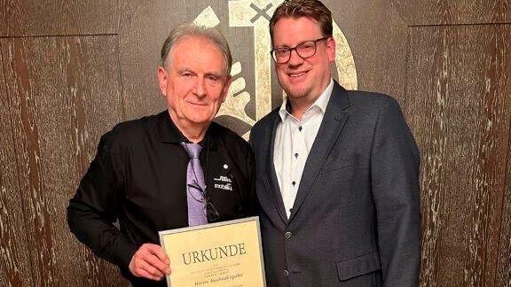 26 Jahre lang führte Michael Szabo (l.) als Obermeister die Geschicke der Kfz-Innung Tauberbischofsheim. Dafür zeichnete ihn Hauptgeschäftsführer Carsten Beuß mit einer Urkunde und der silbernen Nadel des ZDK aus. (Bild: Kfz-Innung Tauberbischofsheim)