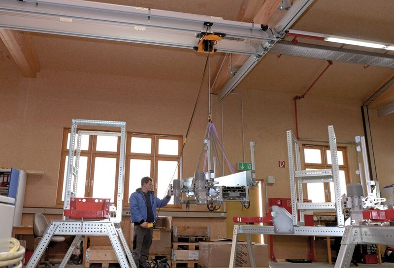 Bild 2: Richtig anschlagen und bewegen: Beim Fertigen von auto-matisierten Lagersystemen unterstützen Hebemittel den Materialfluss und die Arbeitssicherheit. (Bild: Holger Kammerer)