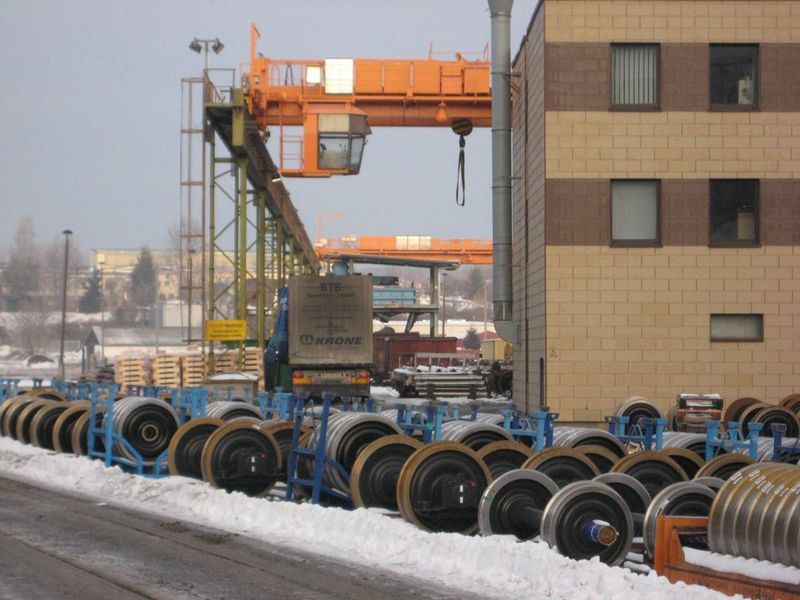Vor der Optimierung lagerten die fertigen Radsätze nicht in der richtigen Reihenfolge – ein effizientes Verladen war nicht möglich. Außerdem lagen die verschiedenen Materiallager weit verteilt von den Fertigungshallen. Bild: Mips Consulting (Archiv: Vogel Business Media)