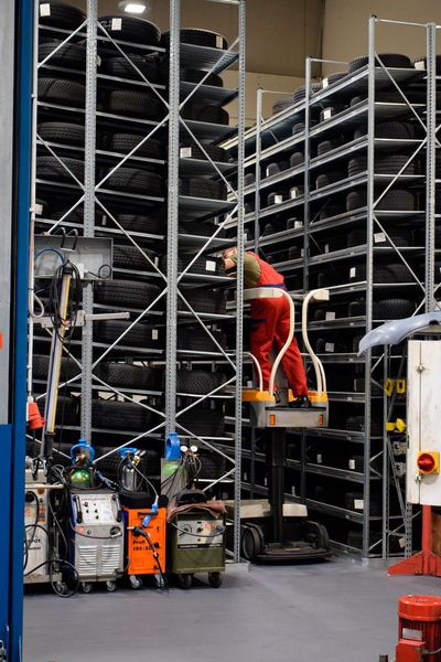 Ein Reifenregal mit Liegendlagerung schont die Kundenräder sowie die Rücken der Belegschaft – und schafft viel mehr Platz als konventionelle Stehendlagerregale. (Holz / »kfz-betrieb«)