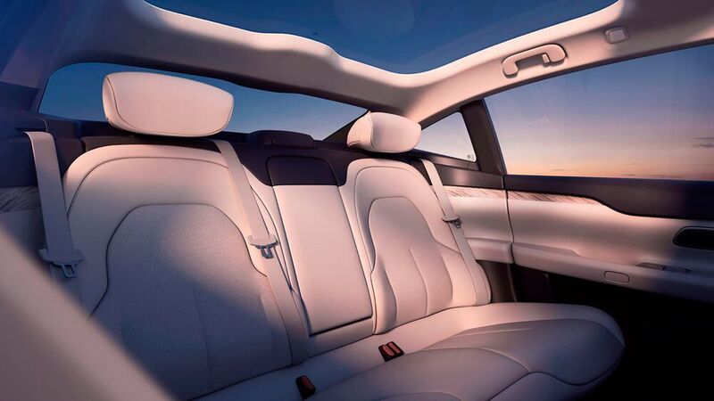 Moderne Sitze mit geflügelten Kopfstützen sorgen für Komfort in der E-Limousine. (Nio)