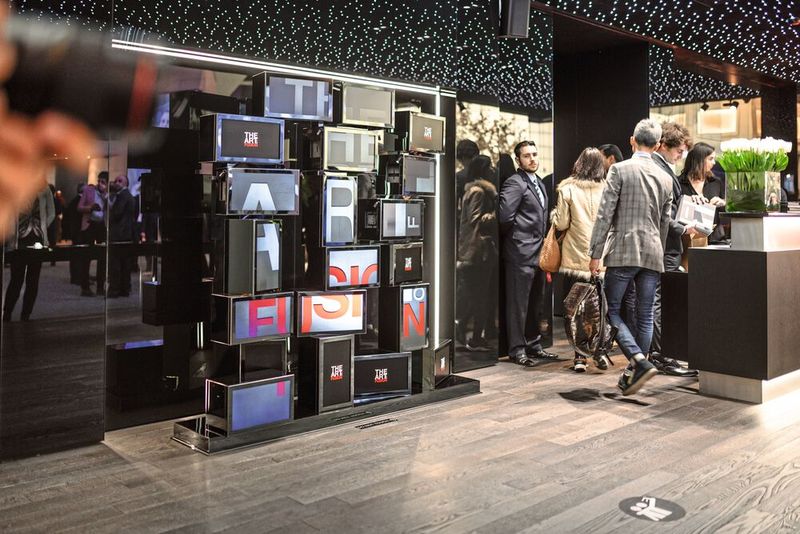 Composée de 13 écrans synchronisés, cette vitrine-sculpture contemporaine offre aux visiteurs un spectacle durant lequel sont dévoilés subtilement les nouveaux produits. (Source : Dietlin Swiss Showcases)