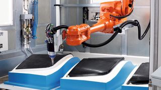 Maximale Kosteneffizienz und Flexibilität bei der Nachbearbeitung von CFK-Serienteilen ist nur mit robotergeführten Zerspanwerkzeugen möglich.  (Bild: Krauss-Maffei)