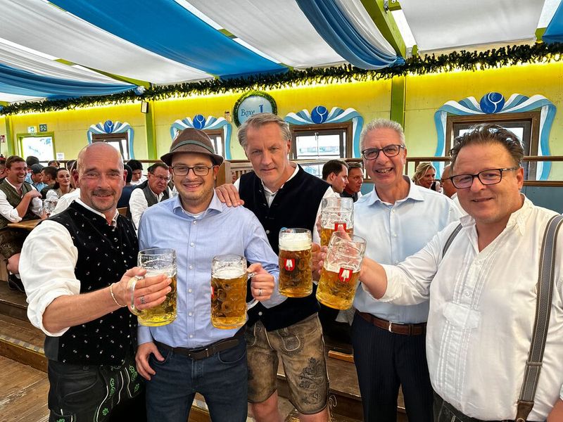 (v. l.) Patrick Schmidt und Ahmed EL Sabbagh (RSA) mit ihrem Distri Mathias von Bescherer (Arrow), Giovanni Napoli und Anton Porok (RSA). (Bild: Vogel IT-Medien GmbH)