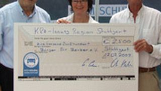 Karl Ernst Scheffler (li.) und Mandy Petermann-Wörz, beide Innung Region Stuttgart, überreichten einen Scheck in Höhe von 2.500 Euro an Kurt Waldbauer vom Verein Bürger für Berber. (Archiv: Vogel Business Media)