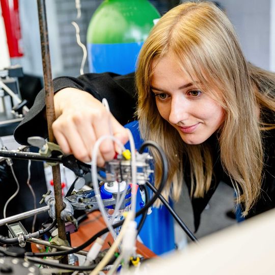 „Wir mussten erst einmal diesen thermodynamischen Grand Canyon überbrücken“, sagt Erstautorin Ieva Cechanaviciute über die Herausforderungen der Studie.(Bild:  RUB, Marquard)