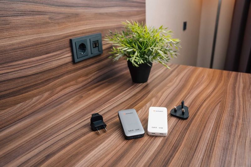 Besonders schlank ist das Essentials-Slim-GaN-Ladegerät mit 65 Watt Ladeleistung. Es ist in zwei verschiedenen Farben lieferbar.  (Bild: Verbatim)