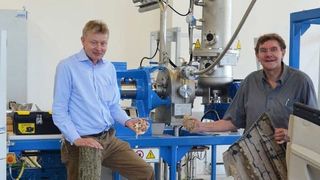 Andreas Michanickl, Michael Schemme und Peter Karlinger (v. l. n. r.) diskutieren Möglichkeiten der Herstellung von Bauteilen mit nachwachsenden Füllstoffen. (Bild: Hochschule Rosenheim)
