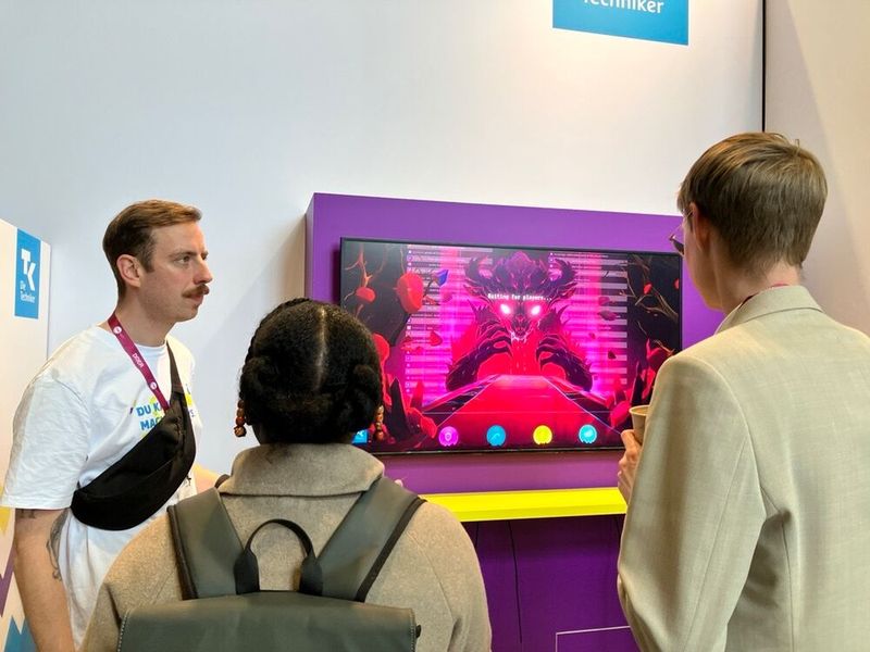 An anderen Messeständen wurden Inhalte spielersich aufgezogen: Die Techniker Krankenkasse stellte Spielautomaten auf. Bei einem Sieg erhalten Spieler Münzen, die sie gegen Kuscheltiere, Socken oder andere Gewinne eintauschen können. (Bild: @ Serina Sonsalla)
