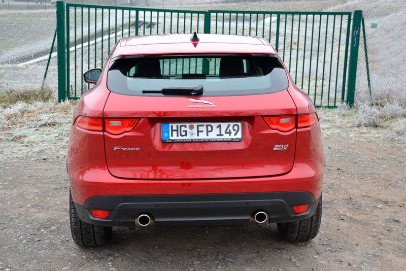 Der Einfluss des Jaguar F-Type wird vor allem am Heck in Form der LED-Heckleuchten deutlich. (Bild: Michel/»kfz-betrieb«)