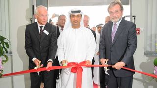 Eröffnung des neuen KSB Regionalzentrums in Dubai.
Foto: (Von links) Jan Stoop, Vorstandsmitglied der KSB AG, Ibrahim Mohammed Al Janahi, stellvertretender CEO der Jebel Ali Free Zone Authority (JAFZA) und Klaus Ranner, der deutsche Generalkonsul in Dubai (KSB Aktiengesellschaft, Frankenthal)  (Bild: KSB)