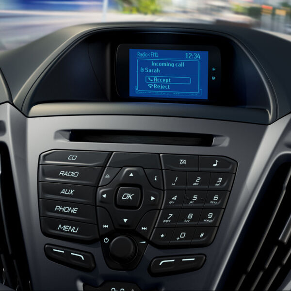 Der neue Transit legt nicht nur optisch sondern auch technisch zu. Optional bietet die siebte Generation unter anderem einen Spurhalte- und Notruf-Assistent, Müdigkeitswarner, Rückfahrkamera und eine Sprachsteuerung für das Navigationssystem. (Ford)