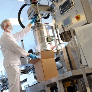 Der Austrag des Mischgutes erfolgt im geschlossenen System über eine Kegelentleerung, bei der die Außenluft nicht mit dem Füllgut in Berührung kommt. 