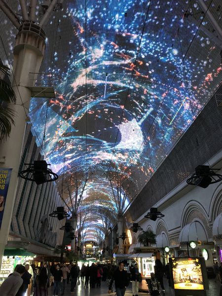 Wo früher einzelne Lampen hingen, hängt eine LED-Projektion über den alten Strip. (Bild: IT-BUSINESS)