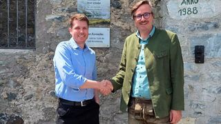 Mit dem Vertragsabschluss für sieben Batteriespeicher startet Stabl Energy gemeinsam mit dem Elektrowerk Schöder in den österreichischen Markt. Im Bild: Ing. Stefan Stadlober, Geschäftsführer des Elektrowerks Schöder, und Luis Beckmann, Sales & Business Development Manager bei Stabl Energy (v.r.).  (Bild: Elektrowerk Schöder )