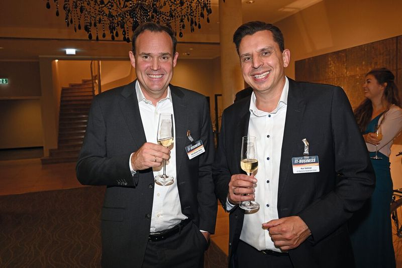 Prost auf den Abend: Nils Becker-Birck (l.) und Kai Volmer (LG) (Bild: Hannes Magerstädt)