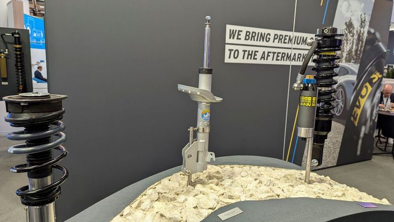 In der Mitte befindet sich der Stoßdämpfer B8, der mit den bereits im Fahrzeug vorhandenen Schraubenfedern (Federbeinen) kompatibel ist. (Bild:  Rosenow – VCG)