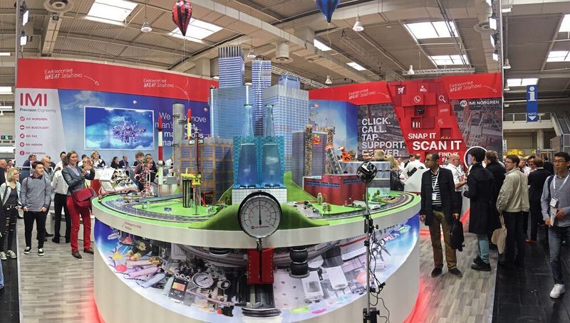Auf der Hannover Messe 2018 zeigt das Team von IMI Precision Engineering, wie sich Serviceleistungen mit digitalen Angeboten erweitern und verbessern lassen.  (IMI)