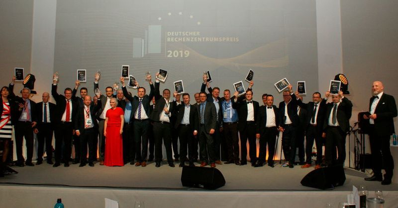 Alle Award-Gewinner, Juroren und die Veranstalter, das Ehepaar Sabine und Ulrich Terrahe, sowie die Moderatoren.  (Tobias Mayer )