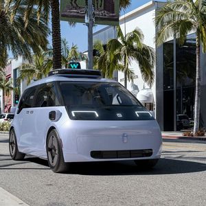 Der chinesische Autohersteller Zeekr hat den Prototypen seines für die Google-Tochter Waymo entwickelten Autos vorgestellt. (Bild:  Zeekr)