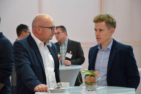 Heinz Niedermayer (li.) vom gleichnamigen Autohaus im Dialog mit Christoph Peckruhn vom Autohaus Liebe.