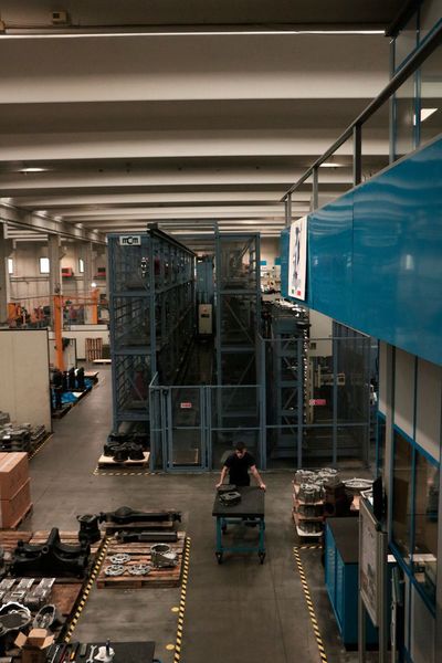 Im Werk bei MCM-Kunden Meccanica Ponte Chiese, einem Familienbetrieb mit über 40 Jahre Erfahrung im Bereich der mechanischen Bearbeitung. (Sonnenberg)