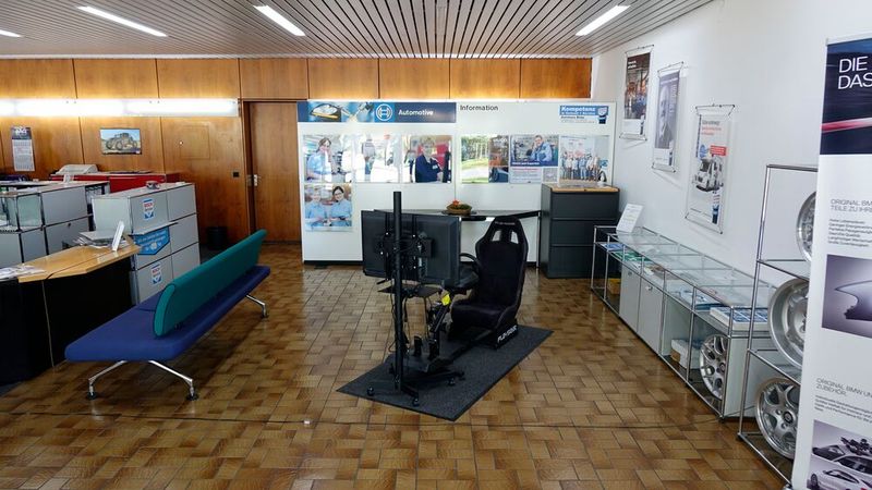 Beispielsweise infiziert er seine Mitarbeiter gerade mit seiner Rennsportleidenschaft, von der beispielsweise dieser Simulator in der Kundenannahme zeugt. (Bild: Rosenow – VCG)