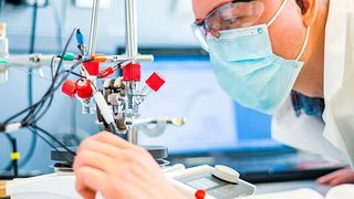 Dr. Leonardo Castañeda-Losada bei der Entwicklung des elektrobiokatalytischen Verfahrens zur CO2-Fixierung. (Marc Müller)