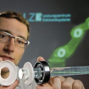 Kontaktlose Energie- und Datenübertragung für schnell bewegte Systeme, hier am Beispiel eines induktiven Kugellagers als Ersatz für fehleranfällige Schleifringe.