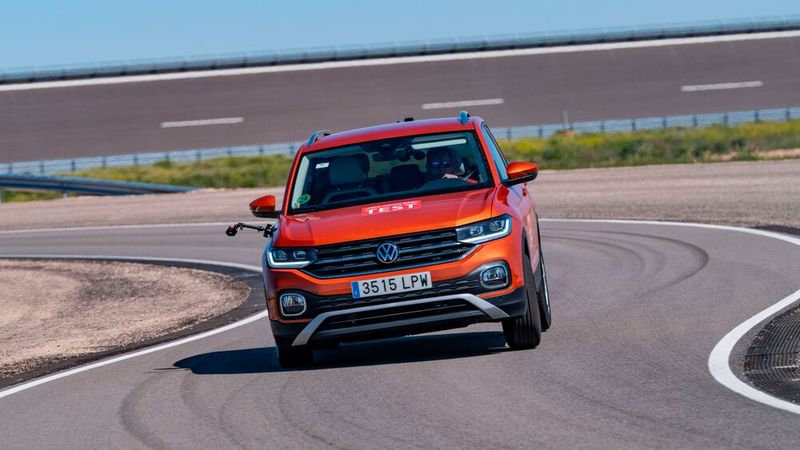 Auf trockener Straße bleiben die Limits der Reifen hingegen für die meisten Autofahrer unerreichbar – zumindest, wenn sie einen VW T-Cross fahren. (Bild: Konstantin Tschovikov)