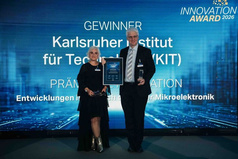 Und gewonnen hat die Auszeichnung das Karlsruher Institut für Technologie, kurz KIT, für seine Entwicklungen im Bereich optischer Mikroelektronik. Professor Dr. Christian Koos vom KIT nahm den Preis als federführender Kopf hinter den Entwicklungen stellvertretend für sein ganzes Team entgegen. (Bild: Manuel Emme Fotografie)