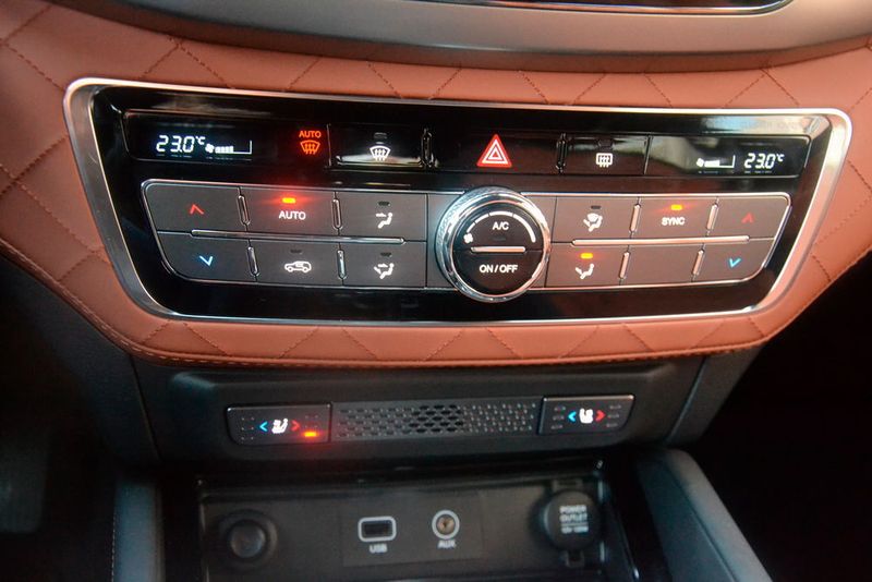 … und die Belüftung der Vordersitze (jeweils Option in der mittleren Ausstattung Quartz, Serie im Topmodell Sapphire) sowie Klimaanlage bzw. Zwei-Zonen-Klimaautomatik mit Luftgütesensor (ab Quartz). (Michel / »kfz-betrieb«)