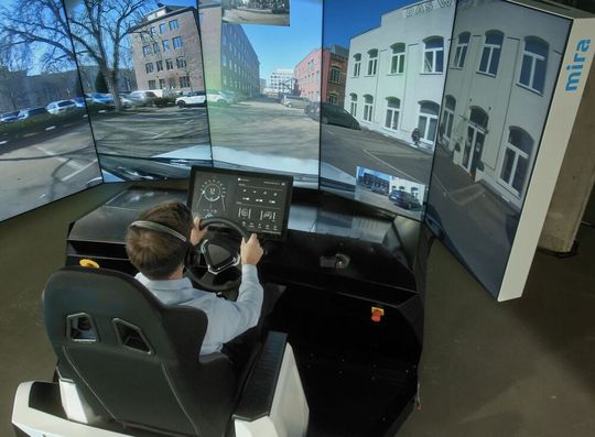 Visuelle Informationen der aktuellen Verkehrslage sollen es dem Fahrzeugführer ermöglichen, das Fahrzeug sicher zu operieren.(Bild:  Mira GmbH)