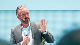 Fabian Fischer von der Volkswagen-Konzernforschung, referierte auf dem Leichtbau-Gipfel zum lokalen Applizieren von Faserverbundstrukturen. (Stefan Bausewein)