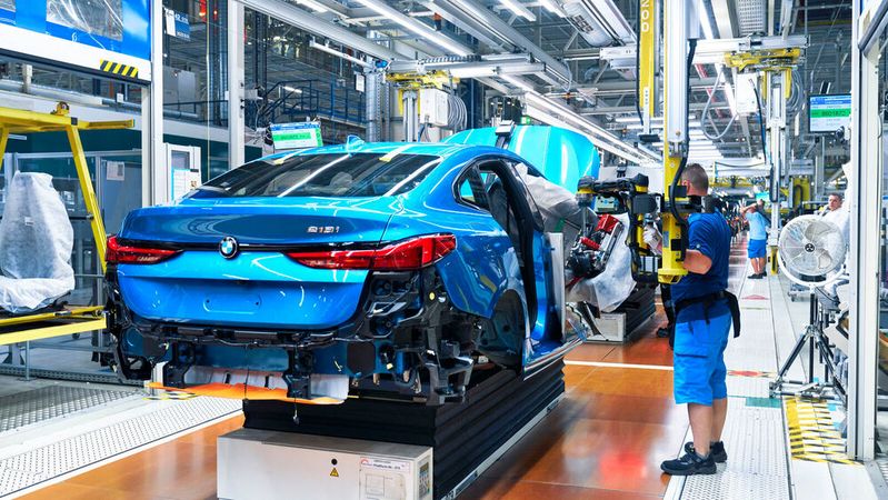 Fahrzeugteile sind oder werden wieder besser verfügbar, aber die Nachfrage durch Kunden geht zurück. Das dürfte die Autohersteller nach Einschätzung der Unternehmensberatung Bain unter Druck setzen.(Bild:  BMW)