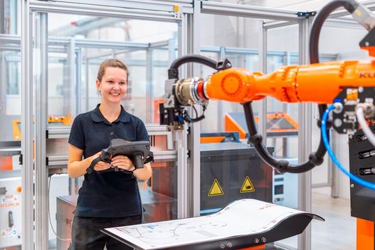 Die Arbeitswelt verändert sich, registriert nicht nur Kuka. Doch was bedeutet das für die Angestellten der Zukunft, angesichts immer stärkerer Automatisierung und Künstlicher Intelligenz im Arbeitsalltag, bereits heute? Kuka hat nachgefragt ...(Bild:  Kuka)