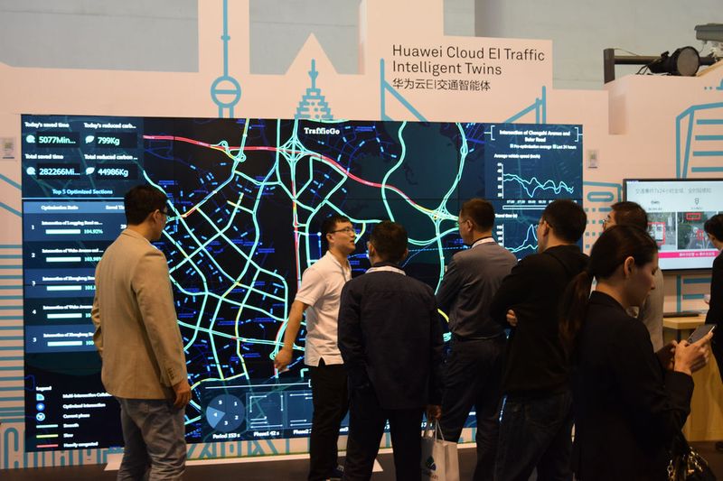 KI greift in der Verkehrsleitstelle ein, um den Verkehr flüssig zu halten. (Ludger Schmitz / CC BY 3.0)