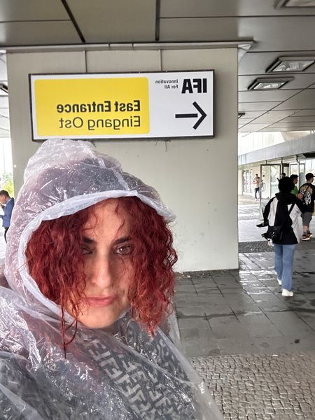 Day 2 und dank dem 2direct - Team bin ich trocken unterwegs. Danke für das Regen-Capé. (Bild: Vogel IT- Medien )