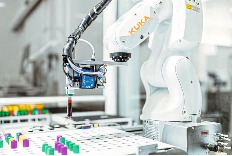 Roboter sortiert Blutproben am Universitätsklinikum in Aalborg. (Kuka)