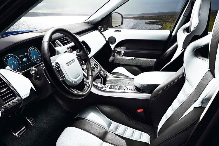 Exklusives Ambiente: Der Innenraum des Range Rover Sport SVR besticht durch sportliche Eleganz ebenso ... (Foto: Land Rover)