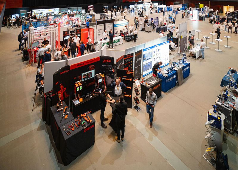 Pünktlich um 9 Uhr öffneten sich die Tore der Schraubtec für interessierte Besucher. (Bild: Donna und der Blitz)