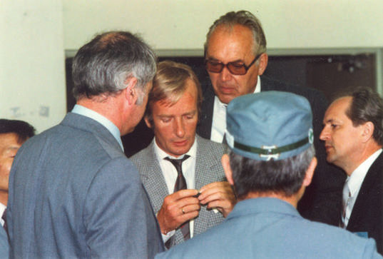 Mitte 70er Jahre: Wolf Steinbichler (Bildmitte) und Bernhard Dietrich (dahinter) besichtigen eine Fertigung in Japan (Bild: Panasonic)