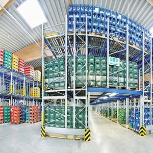 Bito lieferte für das Verteilzentrum von Fristo eine Paletten-Durchlaufregalanlage mit Kommissioniertunneln. 