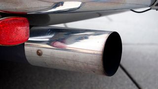 Der ZDK fordert die EU auf, beim Verbrennerverbot nachzubessern und technologieoffen zu sein: Fahrzeuge, die mit klimaneutralen, erneuerbaren Kraftstoffen betrieben werden, müssen auch künftig zugelassen bleiben.  (Bild: frei lizenziert)