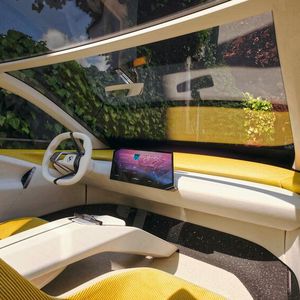 Im Innenraum zieht die „Panoramic -Vision“-Technik mit riesigem Head-up-Display ein.(Bild:  BMW)