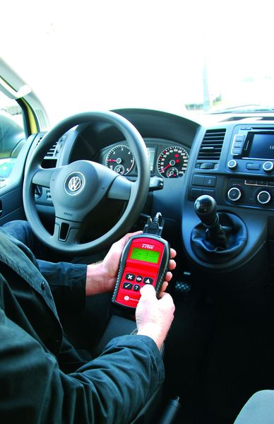 Einfach in die OBD-Dose stecken und schon zwei bis drei Sekunden später kann der Anwender zahlreiche Prüf- und Diagnosearbeiten an Pkw und Transportern mit dem Easycheck durchführen.  (Foto: Dominsky)
